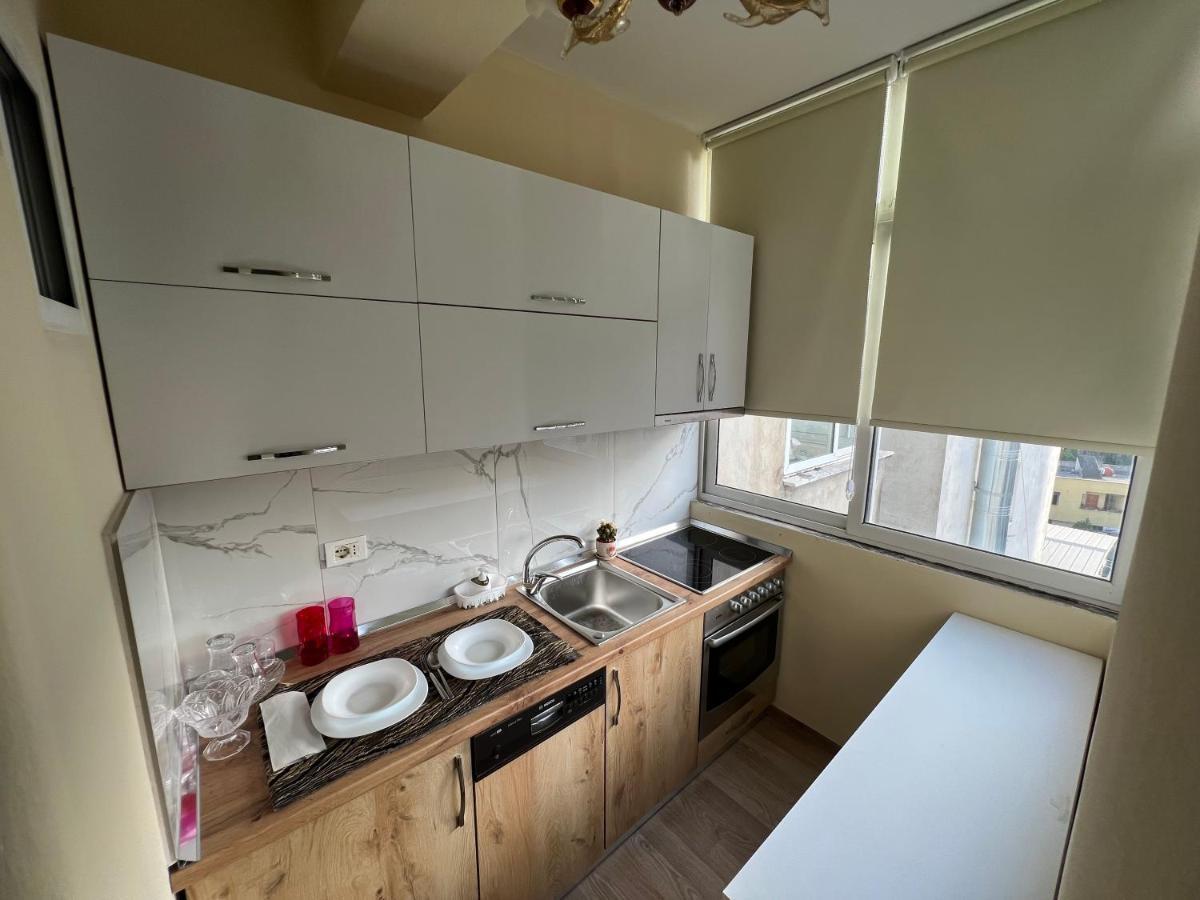 Evis House Daire Tiran Dış mekan fotoğraf