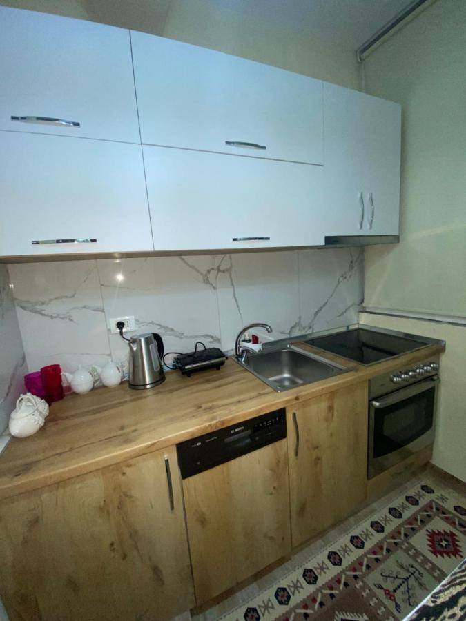 Evis House Daire Tiran Dış mekan fotoğraf