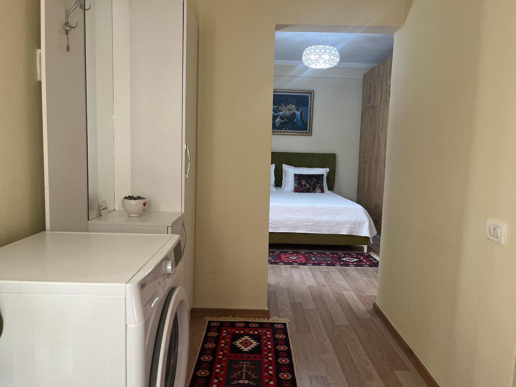 Evis House Daire Tiran Dış mekan fotoğraf