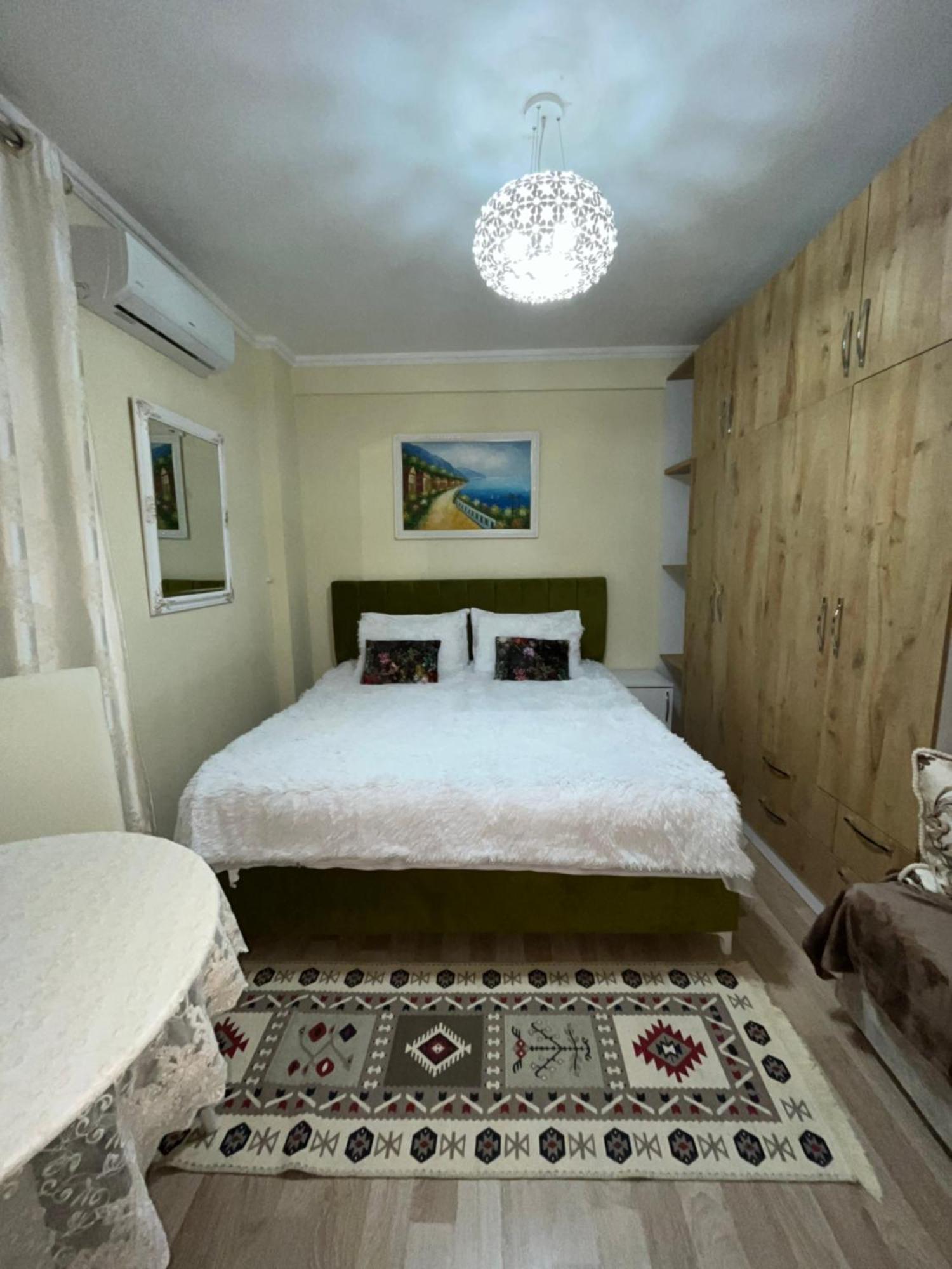 Evis House Daire Tiran Dış mekan fotoğraf