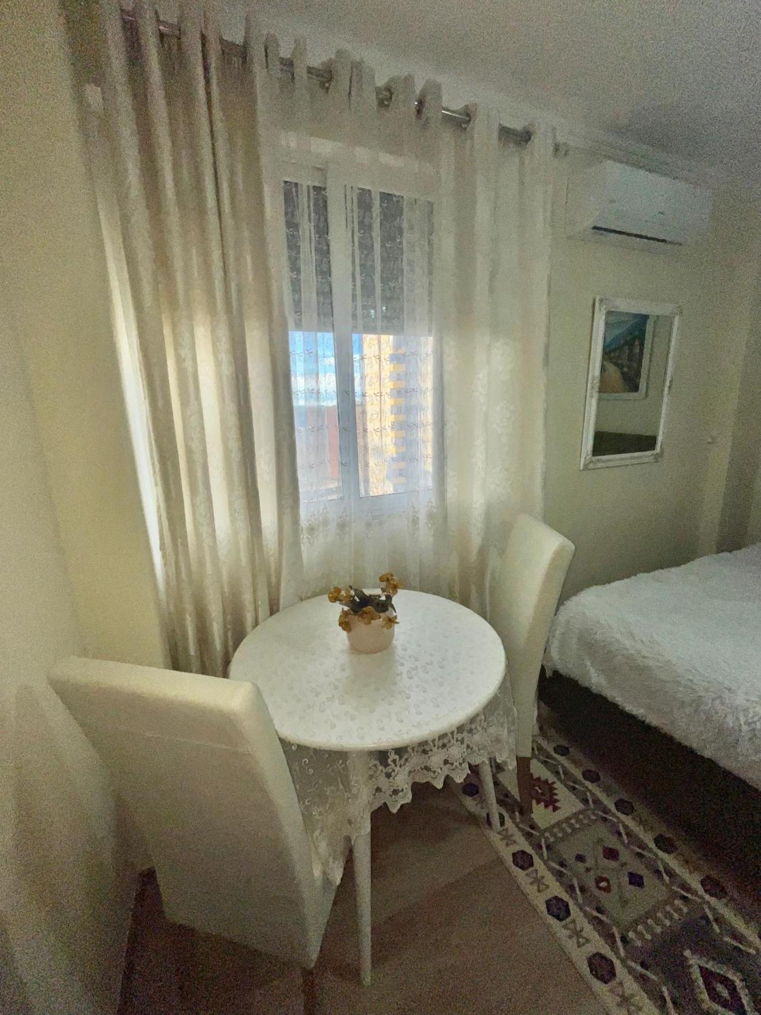 Evis House Daire Tiran Dış mekan fotoğraf