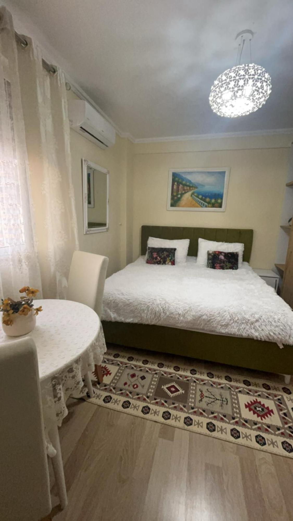 Evis House Daire Tiran Dış mekan fotoğraf